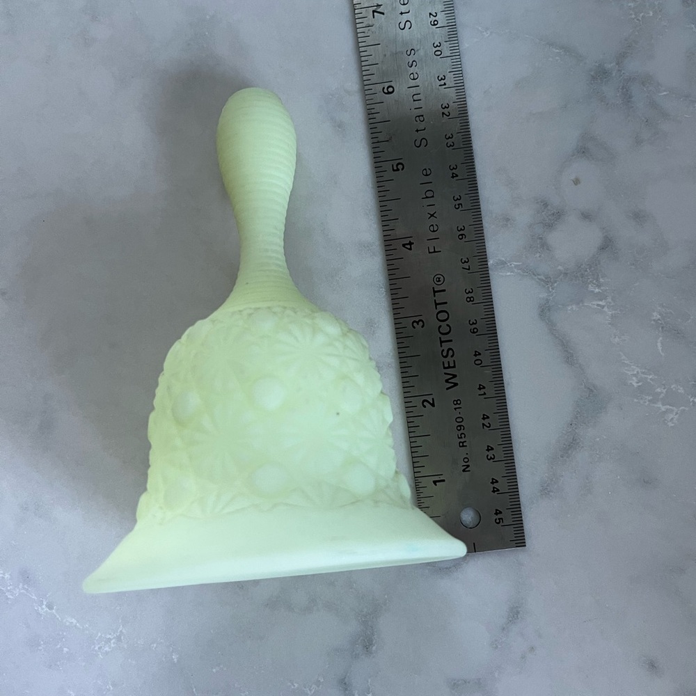 Fenton Vintage bell in custard. Perfect condition. - Picture 4 of 5